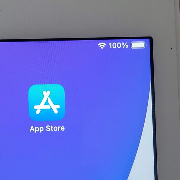 Apple iPad 6th Generation 32g With Accessories ~ Full Package - Picture 4 of 9